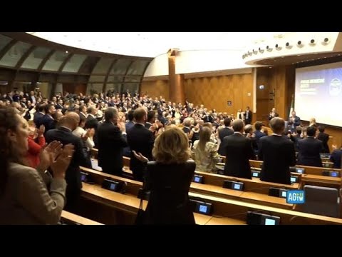 Video Roma, applausi e cori per Meloni all'assemblea dei... - youtube