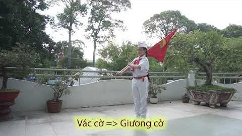 - Từ tư thế vác cờ chuyển sang tư thế giương cờ: