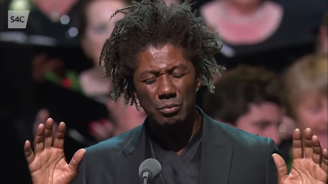 Christopher Tin conduzindo 