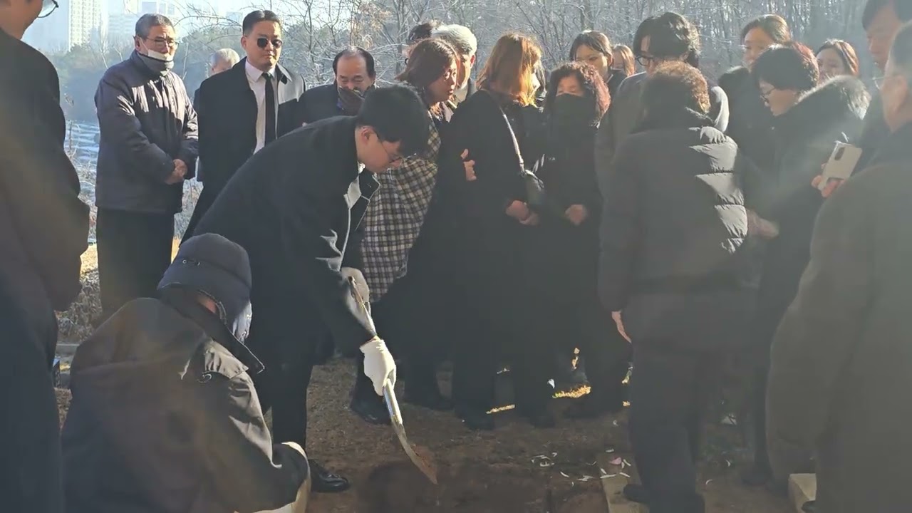 박금옥 장례 - 하관 취토