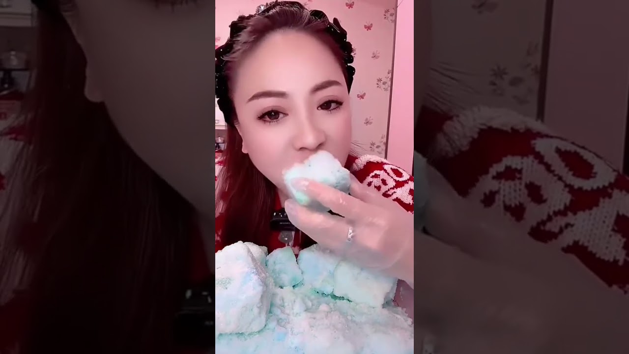 SQUEEZY CRUNCHY POWDERY FLAVORED ICE CHUNKS