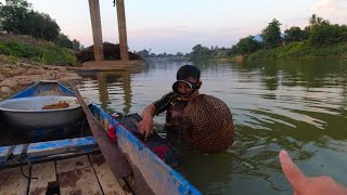 กับดักปลาไม้ไผ่ น้องฟ้า - พรานหลิ่งยามลานดักปลาลำน้ำเซ  สปป.ลาว Tips for fishing with a fish trap.