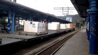 台鐵貨櫃列車通過八堵站