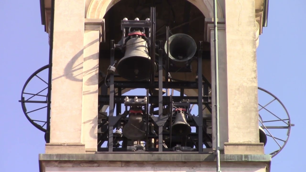 Колокола главной церкви в Ро (Милан, Италия) звонят в течение недели