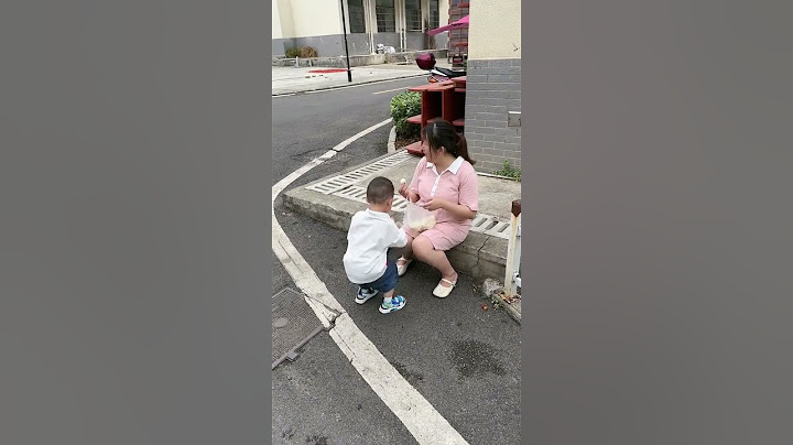 Cute Baby Is Attracted By The Steamed Buns While Dad Plays With Phone#funny#baby#fatherhoodlove#cute