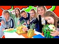 Кто лучше ПОСТРОИТ ДОМ из Фруктов и овощей Амелька против Ребят Кто лучше ПОСТРОИТ ДОМ из Фруктов и овощей Амелька против Ребят