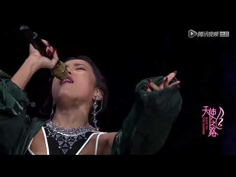 未播：吉克隽逸领衔维密超模T台亮相