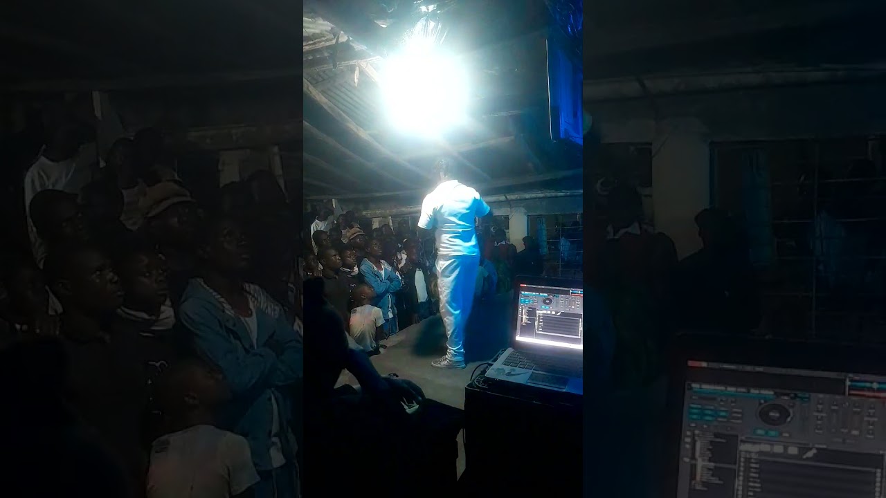 Boss tchitoto  comédia no palco no distrito de mopeia 16 de Agosto .