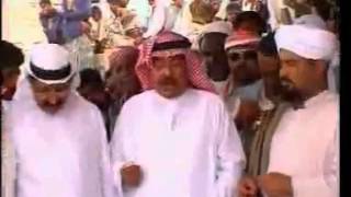 الفنان ابوبكرسالم بلفقيه .امام ضريح رفيق دربه الشاعر حسين ابوبكر المحضار حضرموت الشحر 2003