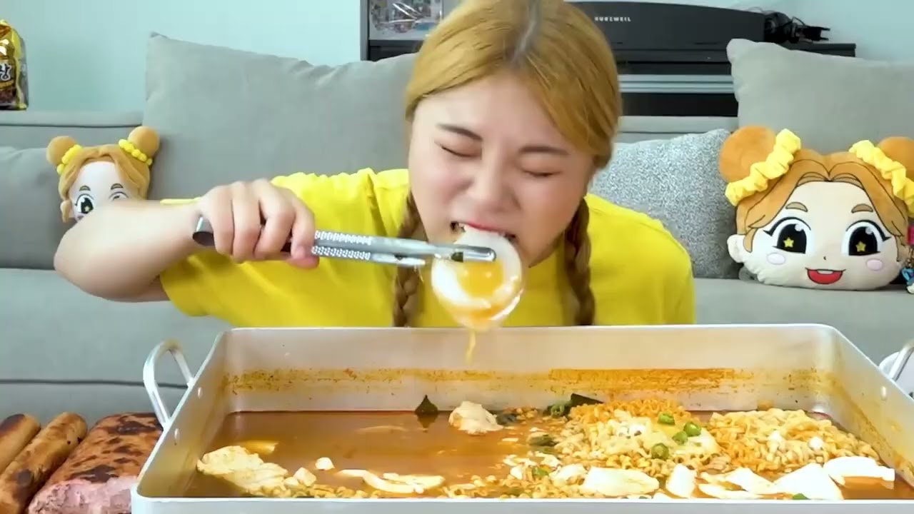 Mì Cay Nồng Hàn Quốc Mukbang | Hiu Vietnam