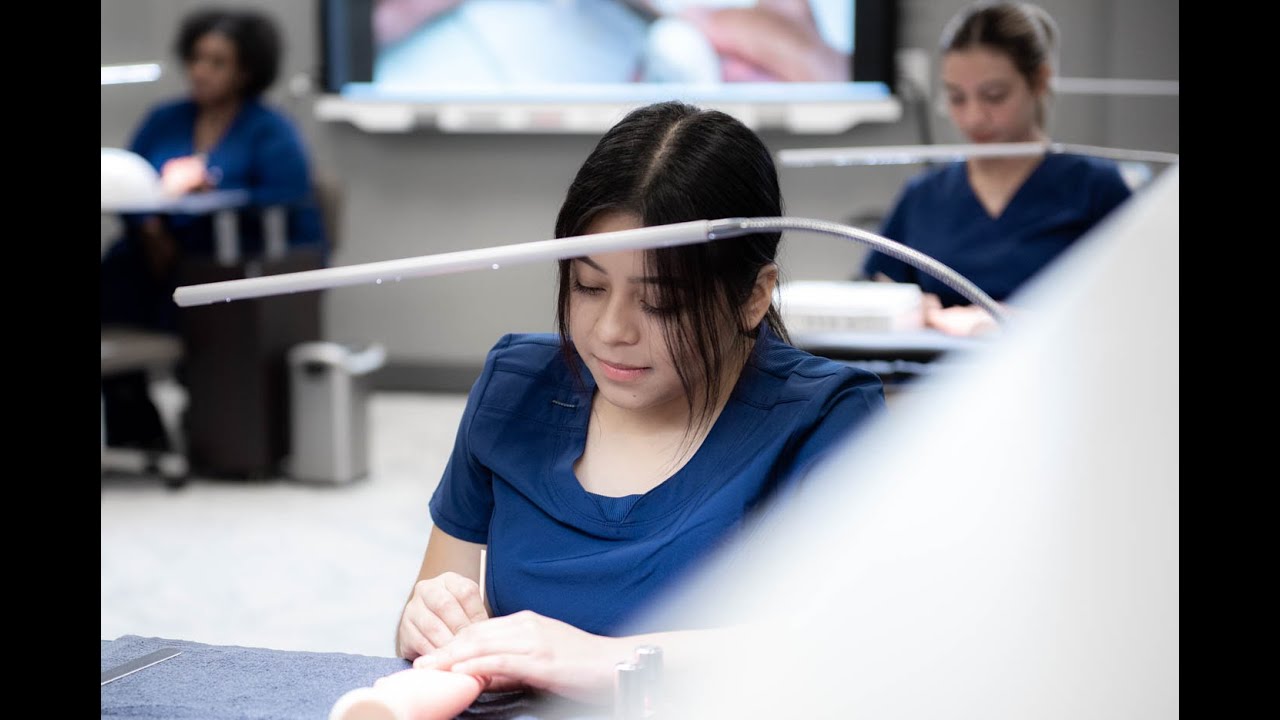 Lenoir Community College Curso Técnico en Uñas en español YouTube