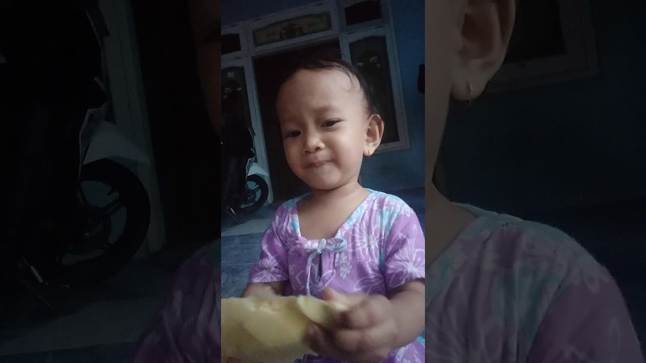 Lucu" nya😁Lagi Asekk makan mangga😁 