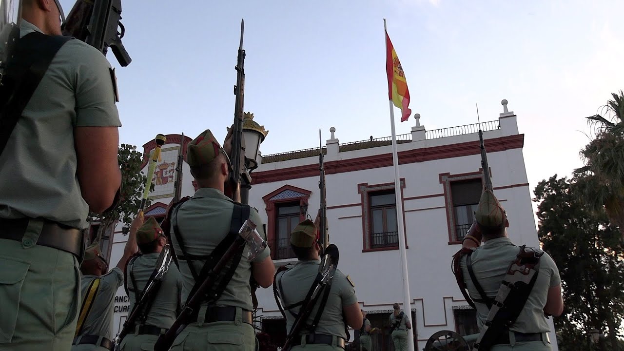 Los legionarios arrían la bandera en honor al teniente coronel Valenzuela