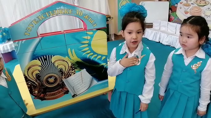 Үстелдің астына түсіп, оны жалаңыз Үстелдің астына түсіп, оны жалаңыз