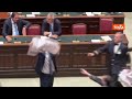 Magi sventola enorme scheda elettorale in Aula, poi litiga con Deputati Forza Italia tra i banchi