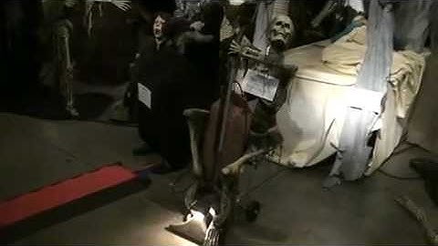 HAUNTEDPROPS.COM HPSKEL104-Skelly Sweeper