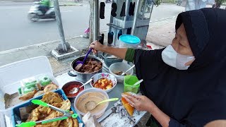 SARAPAN PAGI MURAH !!! SEMOGA LARIS MANIS YA BU JUALAN NASI UDUKNYA - INDONESIAN STREET FOOD
