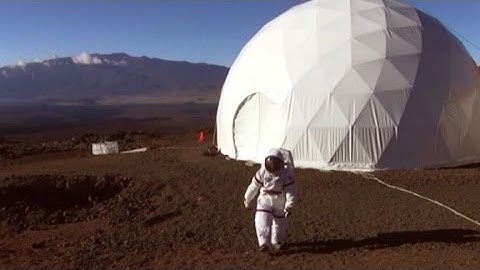 Crew finishes year-long Mars simulation on Hawaii
