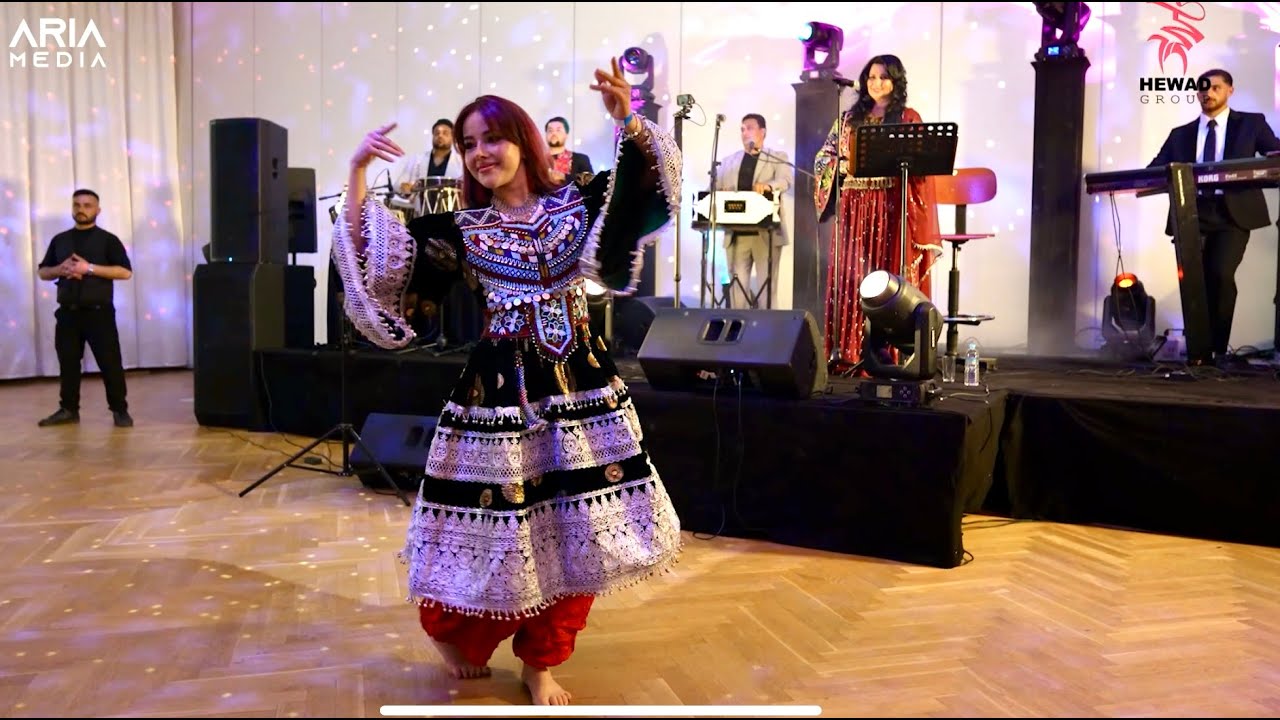New Afghan girl dance to best singer Naghma live Pashto song DJ saaz watani top wedding mast music