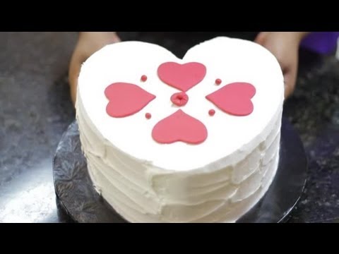 How to Decorate a Small, Heart-Shaped Cake : Cake ...