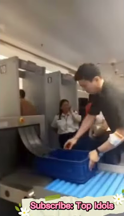 Park Hyun-sik Attitudes after he remove his shoes at the airport