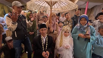 Nekat Cium Depan Banyak Orang!, Pernikahan Viral Penuh Perjuangan Jajap Pengantin Dari Tasikmalaya