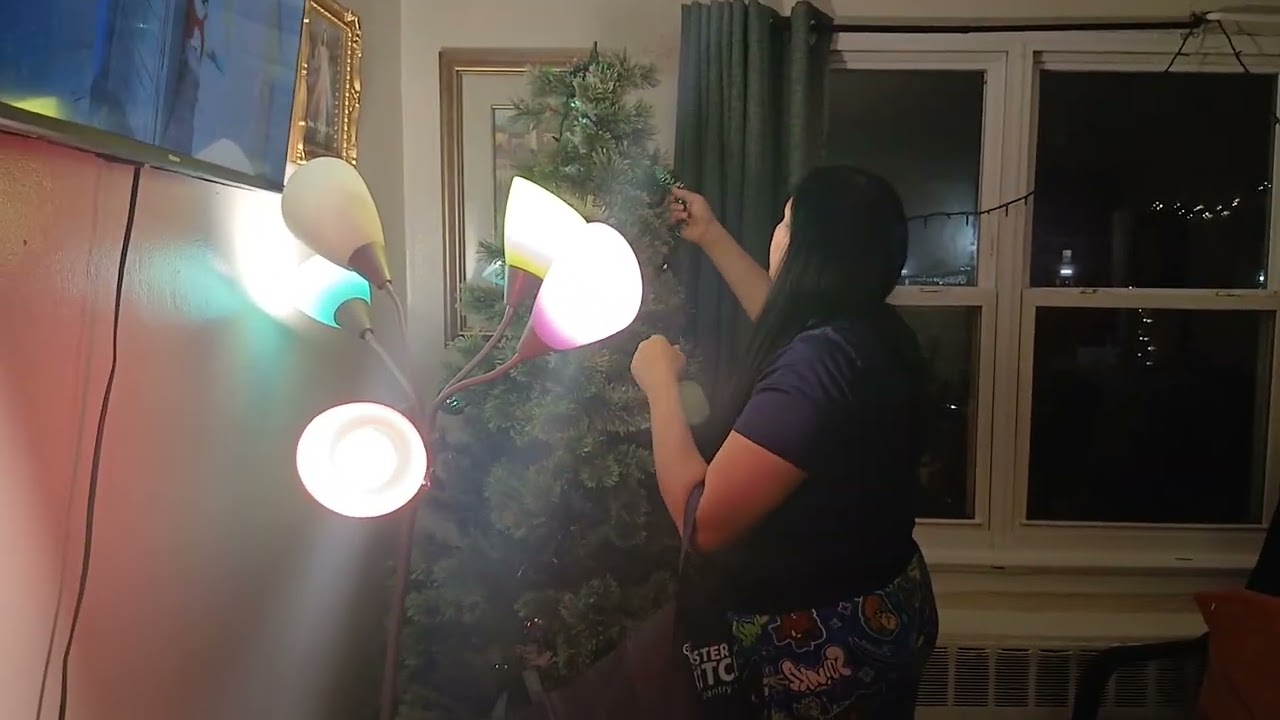 acompañame  aquitar los a dorno navideño  de mi apartamento  este video es parte 1