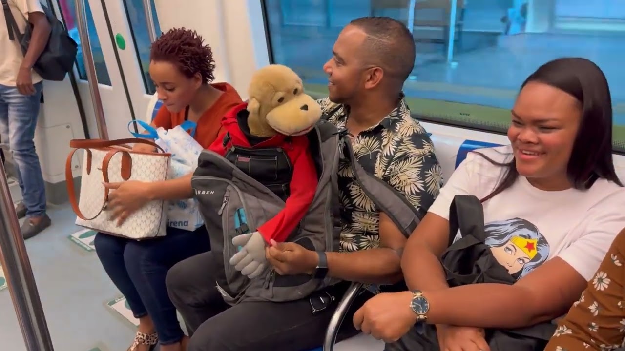 Ñeñeco comunica en el Metro… pero con permiso.