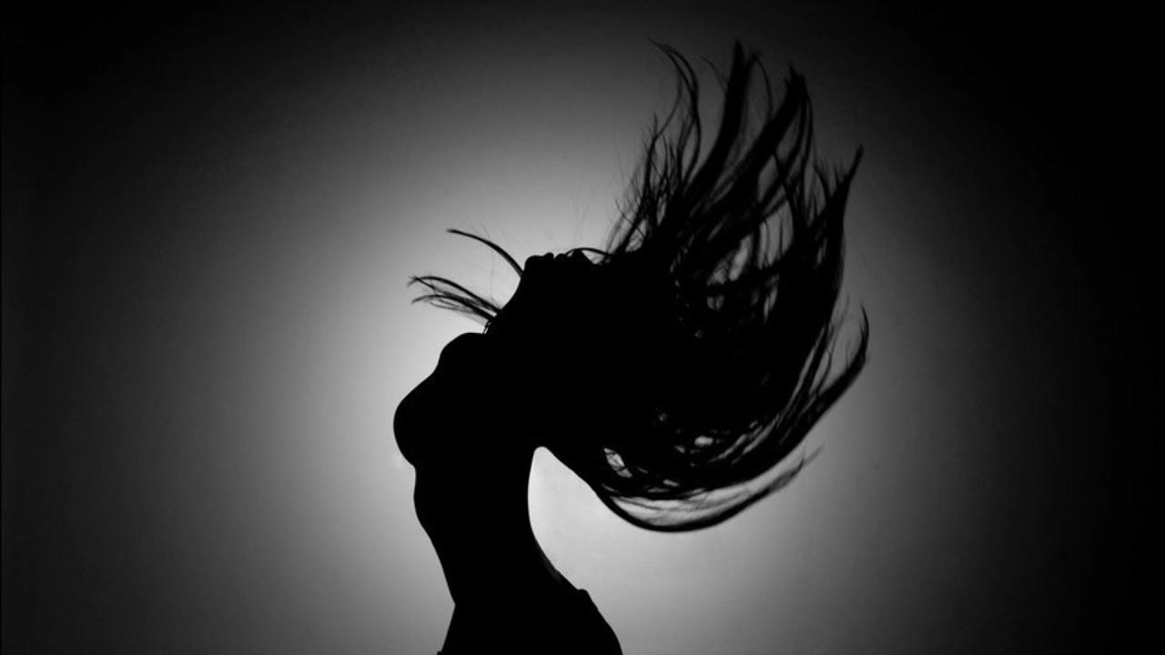Клип черный фон. Силуэт на черном фоне. Красивые силуэты. Девушка Танцующая в темноте. Тень девушки.