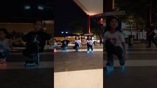 Sepatu Roda Berderetan Di Dalem Mall