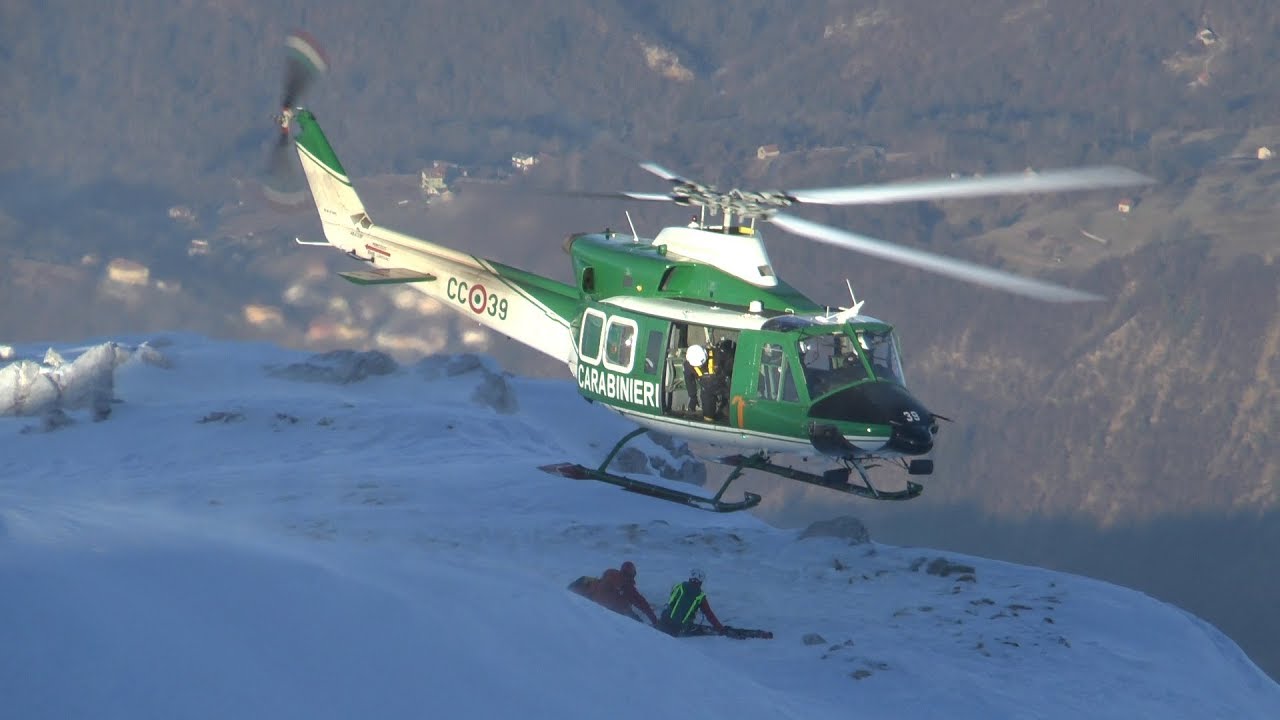 Elicottero AB412 dei Carabinieri e AS350 in servizio operativo