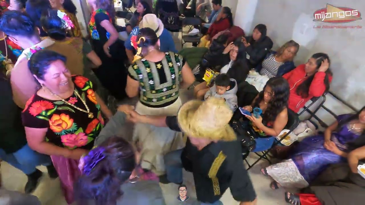 06 El ritmo no se detuvo y Lavis Aguilar deleitaba con este popurrí.