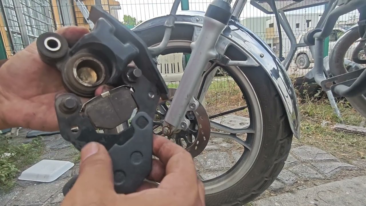 Cambio pastillas de freno delanteras de mi moto, pero me dieron gato por liebre 🤔