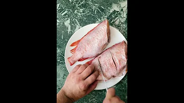 Ну очень вкусный красный морской окунь на ужин! На луковой подушке