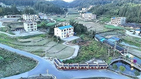 真的搞不懂这户人为何这样修路，车都开不进院子，有什么用