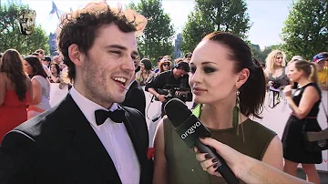 How much does Sam Claflin weigh?
