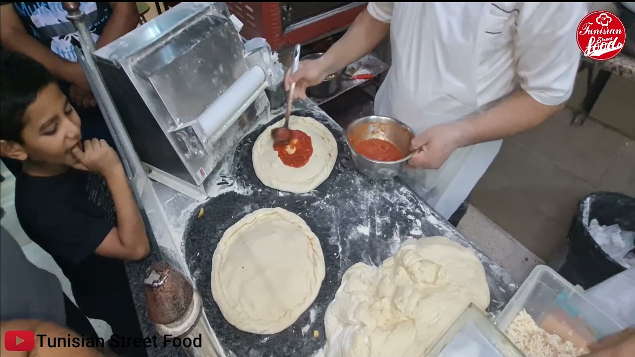 🇹🇳🇹🇳🇹🇳 بيزا عزالدين في العوينة : يعشقها الصغار قبل الكبار و سر الخلطة العجيبة للتّن بالاجبان 🇹🇳🇹🇳🇹🇳