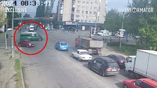 Відео моменту: у Дніпрі на Слобожанському проспекті маршрутка №242 зачепила жінку на переході
