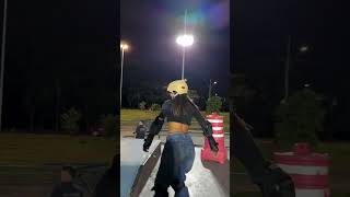 Chica en skatepark con patines