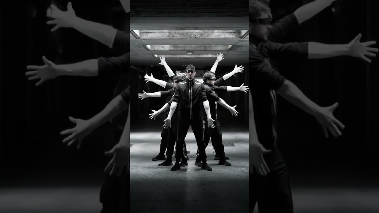 mes karaliai pilku fonų