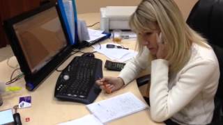 Страховой агент делает расчет стоимости КАСКО(, 2014-02-03T11:51:27.000Z)