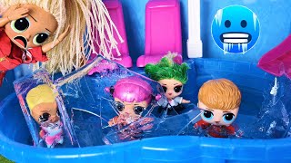 FROZE IN THE POOL🥶🥶 at the gym class) Funny doll school LOL surprise funny cartoons Darinelka