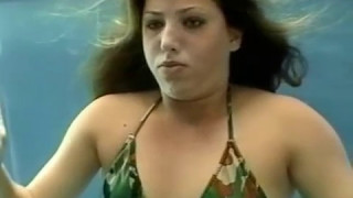 Women playing and holding breath underwater for 4minutes