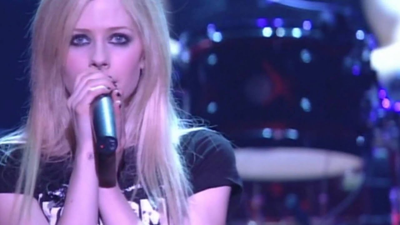 Avril Lavigne - Fall To Pieces Bonez Tour - YouTube