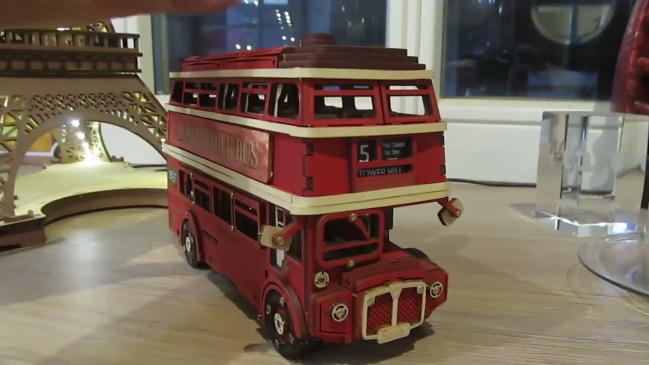 Monique gaat met de dubbeldekkerbus