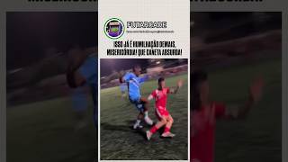 MANO, ESSA CANETA FOI UM ATENTADO CONTRA A DIGNIDADE DO ADVERSÁRIO! 😂🤣 #shorts #futebol