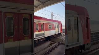 Trem da CPTM chegando na estação Aeroporto-Guarulhos
Trem da CPTM chegando na estação Aeroporto-Guarulhos Trem da CPTM chegando na estação Aeroporto-Guarulhos