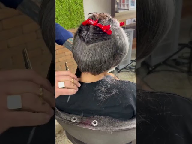 Ela assumiu o grisalho
