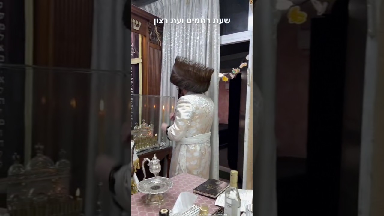 כ"ק האדמו'ר ממעזבוז בהדלקת נר ראשון של חנוכה