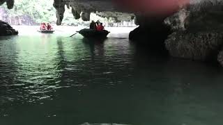 Vietnam Halong Bay Kayaliklarin Icine Kayik Gezisi